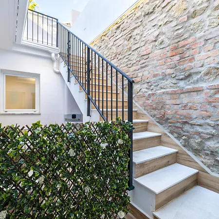 Bright Renovated -terrace -1bedroom 1bath
